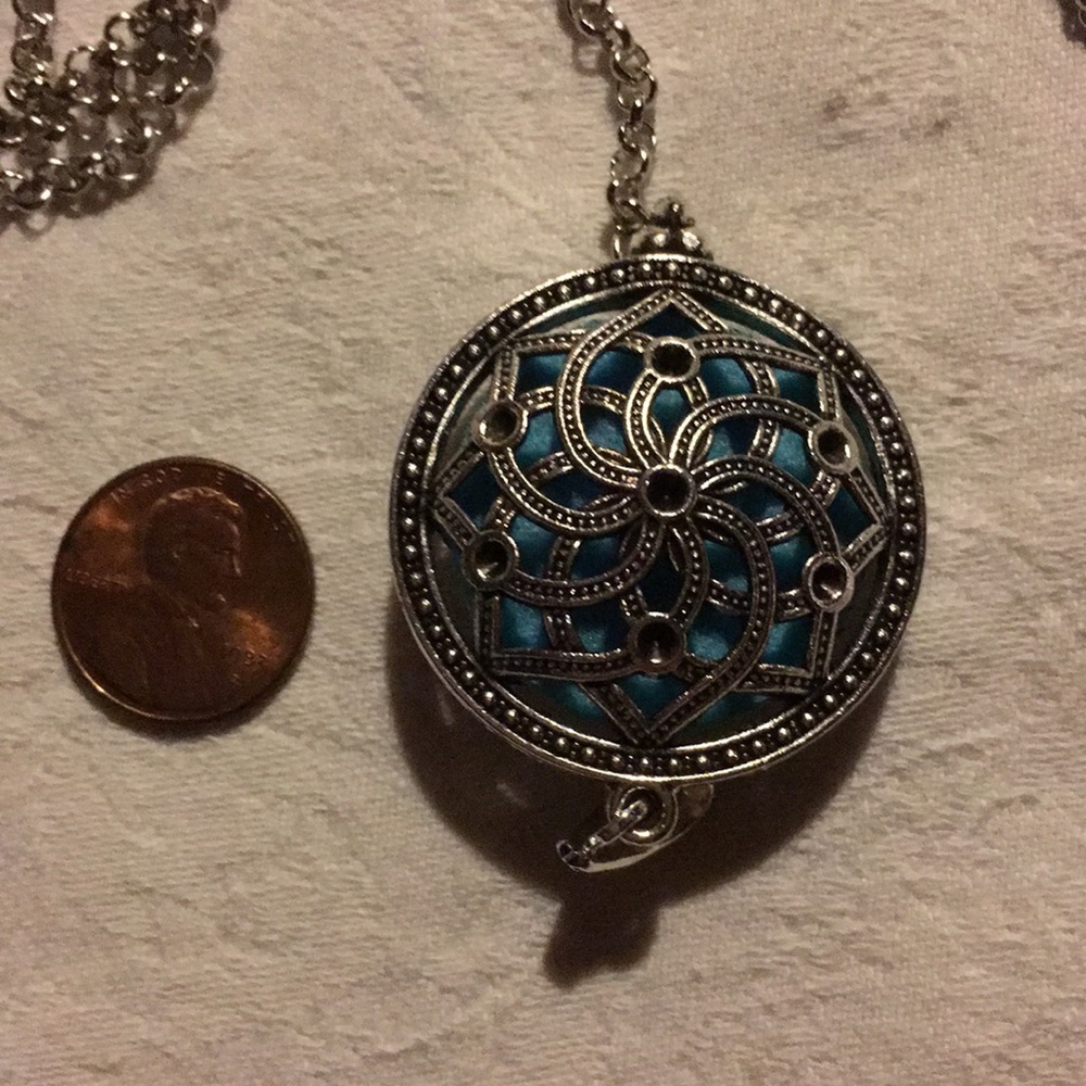 Last One! New! Aromatherapy Locket Necklace - Picture 6 of 7